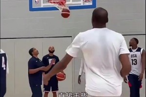 这换谁来也一样啊！KD此前和库里玩美式单挑，库里真防不了